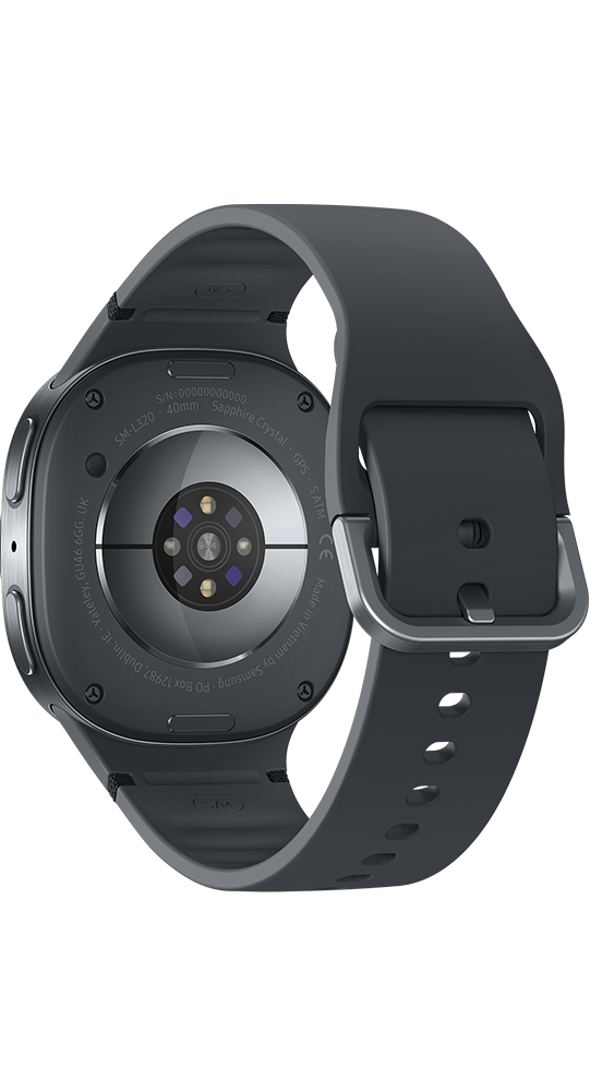 Retro di uno smartwatch grigio con sensori, fibbia in metallo sul cinturino e sfondo nero.