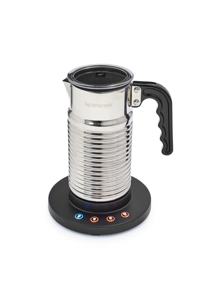 Beyaz arka planda siyah kulplu ve yuvarlak tabanlı gümüş renkli bir Nespresso süt köpürtücü.