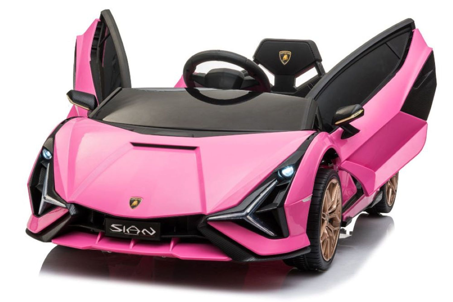 Ein pinkes Lamborghini-Spielzeugauto mit offenen Schmetterlingstüren steht auf weißem Hintergrund.