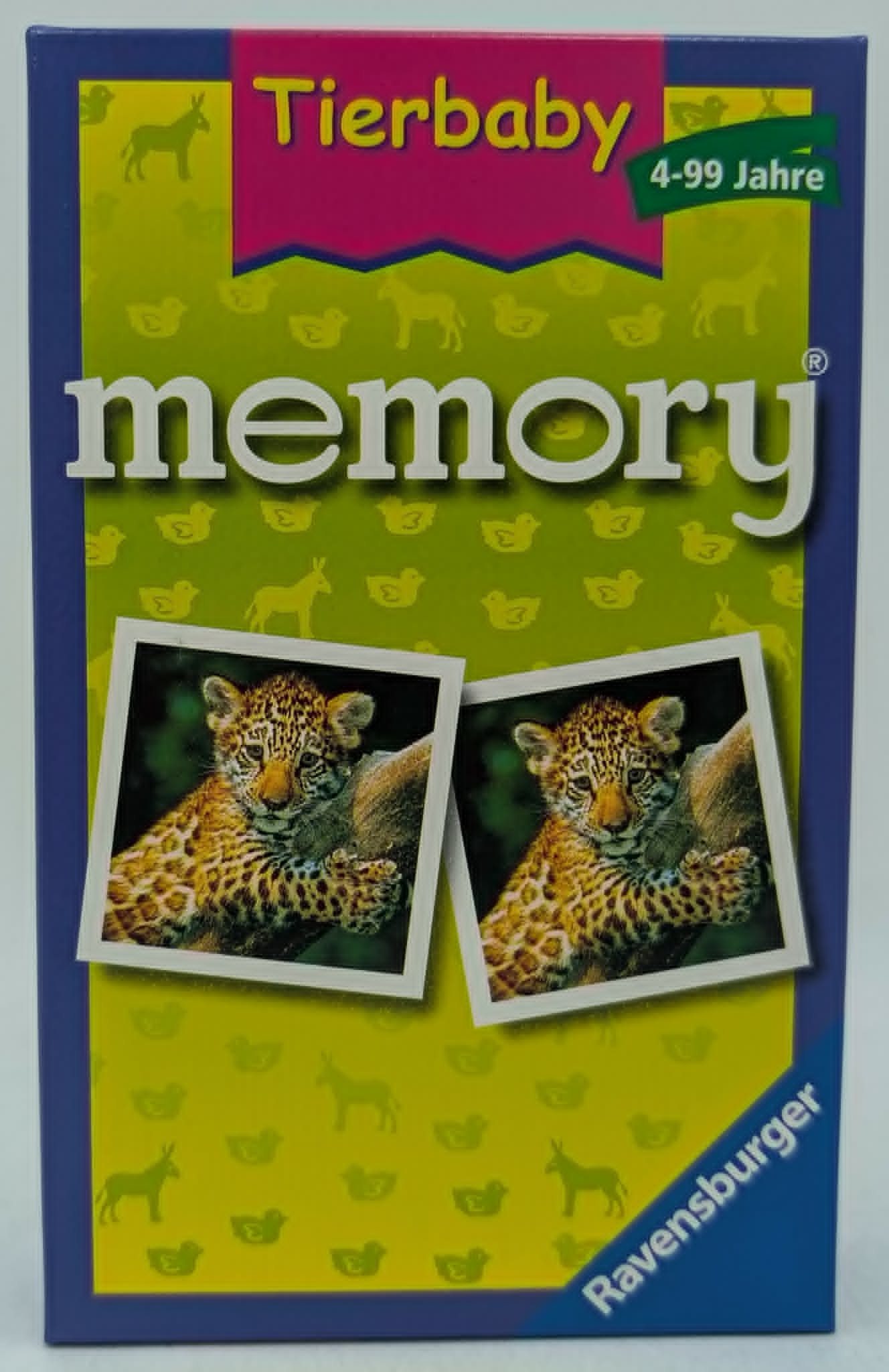 Ravensburger Tierbaby Memory Spielschachtel mit zwei identischen Fotos eines Leopardenbabys auf einem Ast.