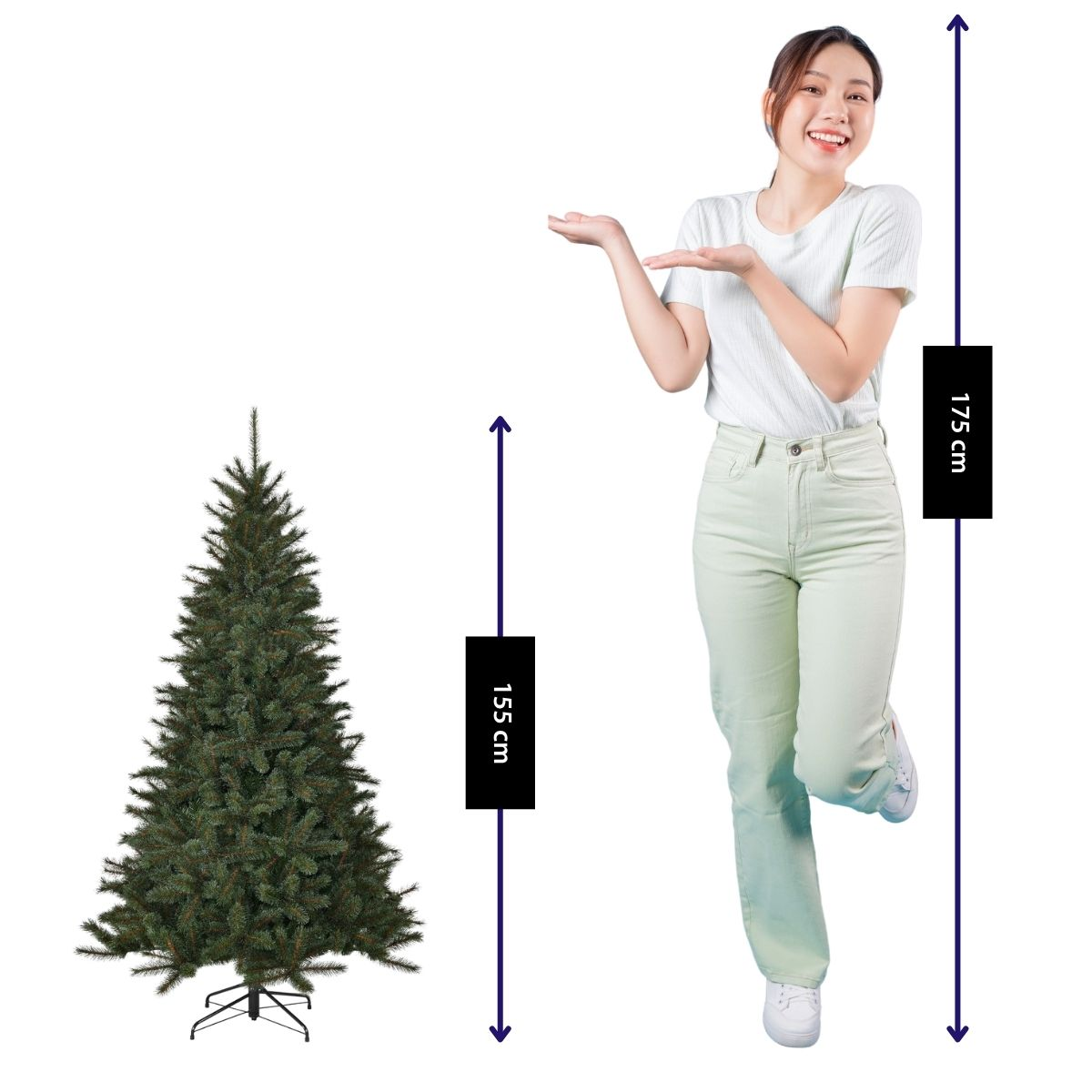 Een vrouw wijst naar een kunstkerstboom van 155 cm, terwijl haar totale hoogte 175 cm is.