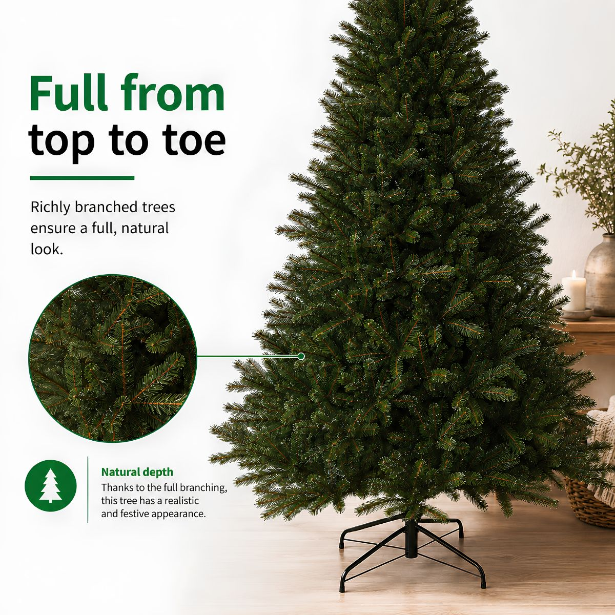 Een volle kunstkerstboom staat binnen met promotietekst en een ingezoomde cirkel van de takken.
