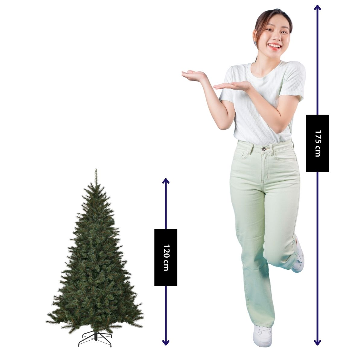 Een jonge vrouw staat naast een kunstkerstboom van 120 cm en gebaart ernaar.