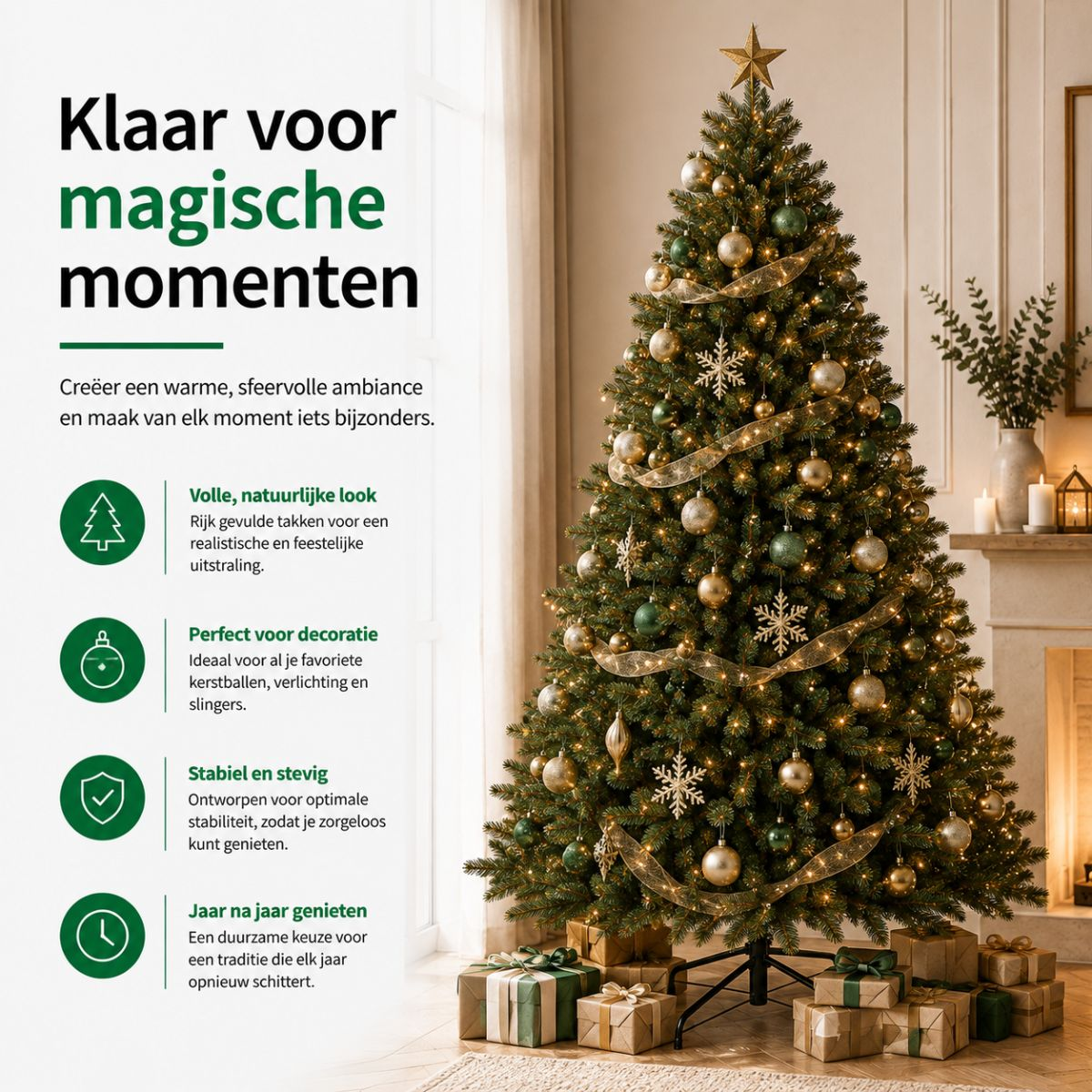 Een versierde kerstboom met gouden ballen, lampjes en cadeautjes eronder. Tekst aan de linkerkant.