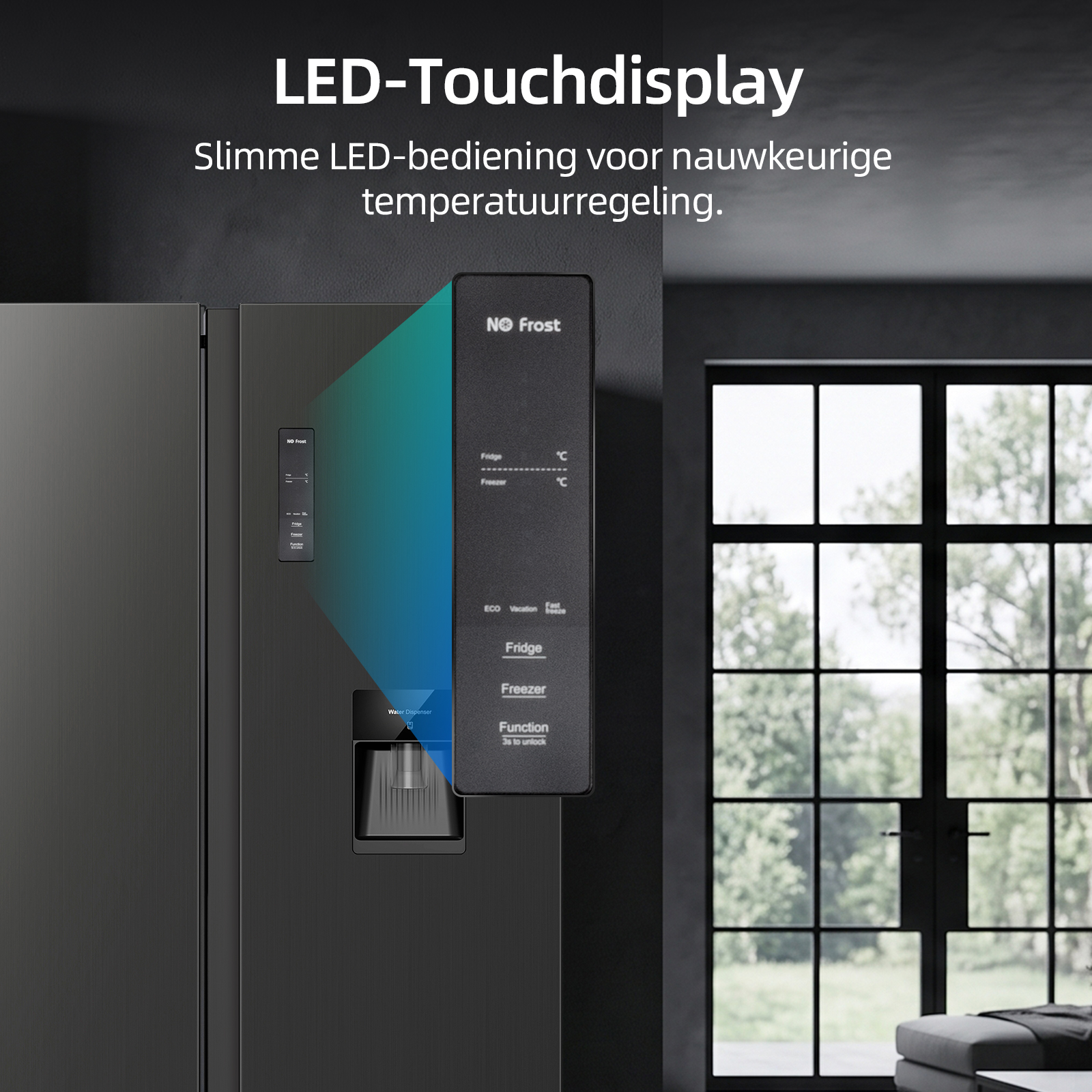 Een zwarte koelkast met led-touchdisplay en waterdispenser, in een donkere kamer met een raam.