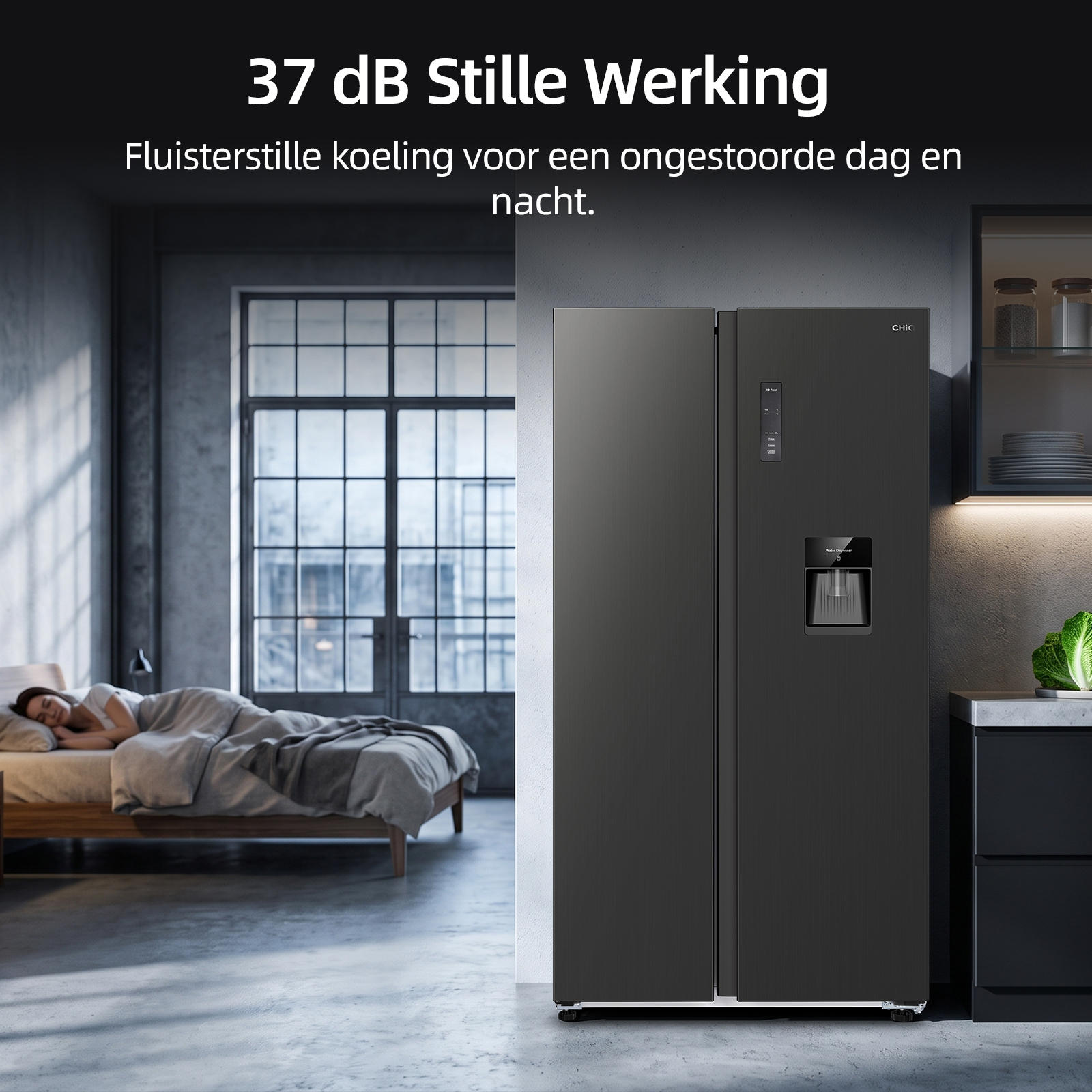 Un réfrigérateur noir dans une cuisine moderne pendant que quelqu'un dort dans la chambre en arrière-plan.