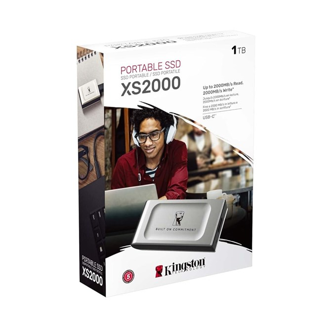 Ürün görseli ve teknik özellikleriyle Kingston XS2000 1TB taşınabilir SSD ambalajı.