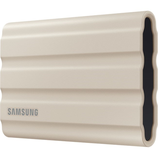 Beyaz arka planda tırtıklı yüzeye ve siyah kenara sahip bej renkli Samsung harici sabit sürücü.