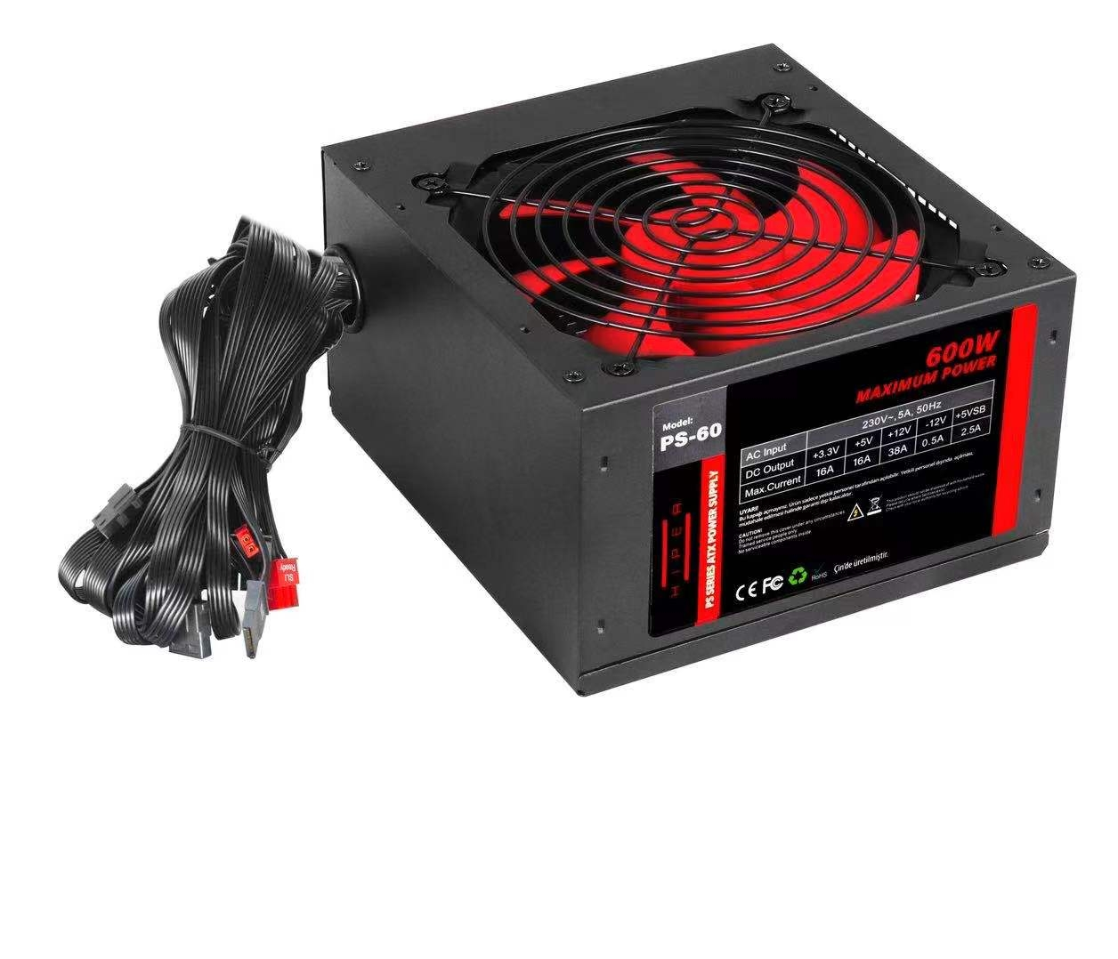 Beyaz arka planda kırmızı fanlı ve bağlı kablolu siyah 600W bilgisayar güç kaynağı.