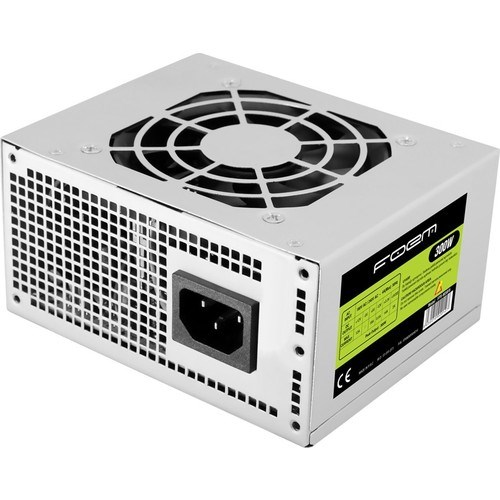 Beyaz arka planda siyah fan ızgarasına ve etikete sahip gümüş renkli bir PC güç kaynağı.