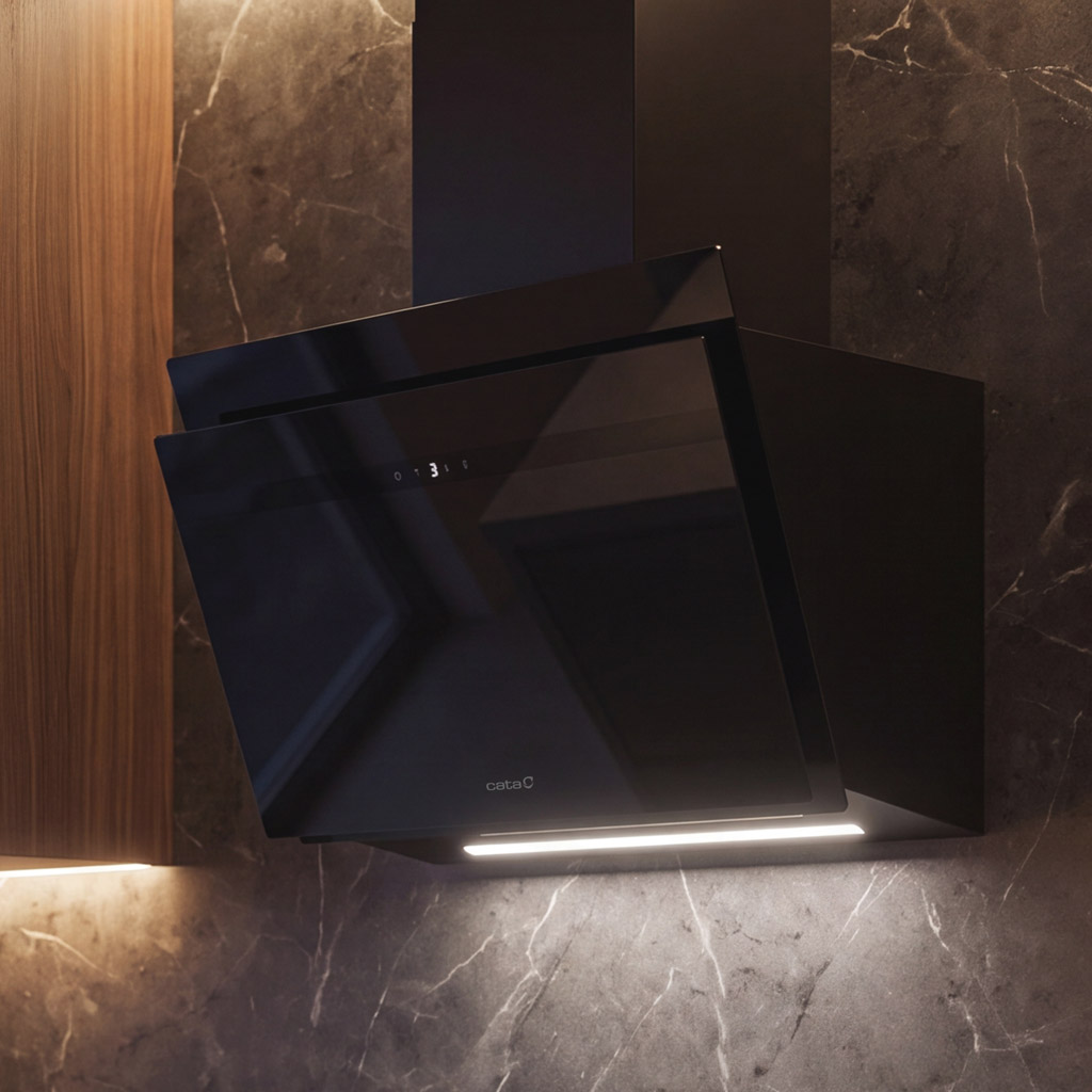 Una moderna campana extractora negra inclinada con luz integrada en una pared de mármol oscuro.