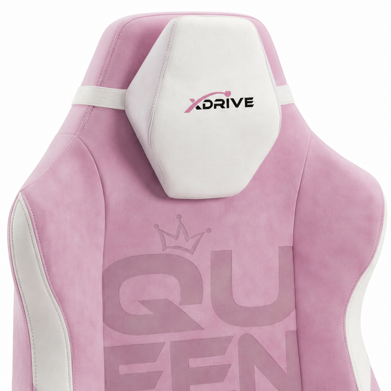 Beyaz kafalıklı, xDrive logolu ve altında QUEEN yazısı olan pembe-beyaz oyuncu koltuğu.