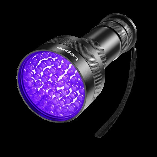 Eine schwarze UV-Taschenlampe mit vielen violetten LED-Leuchtmitteln vor schwarzem Hintergrund.