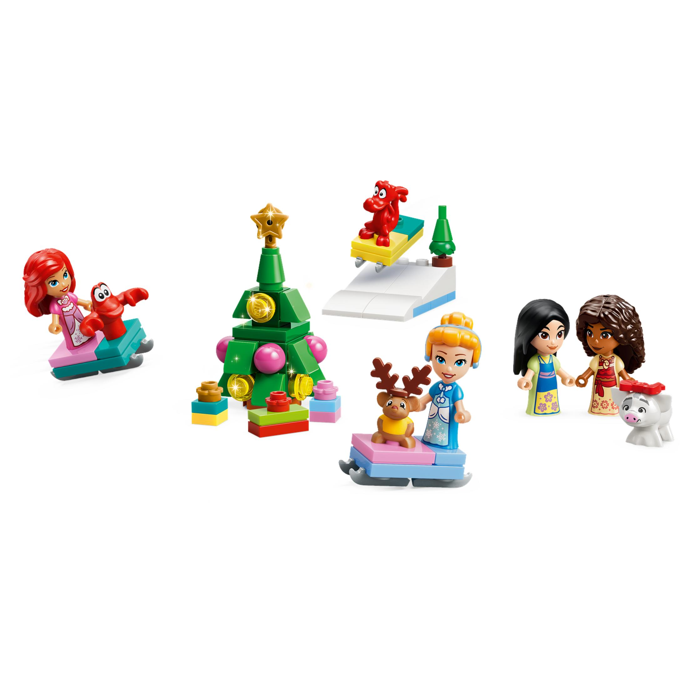 Figurki Lego Disney, choinka i sanie na białym tle.