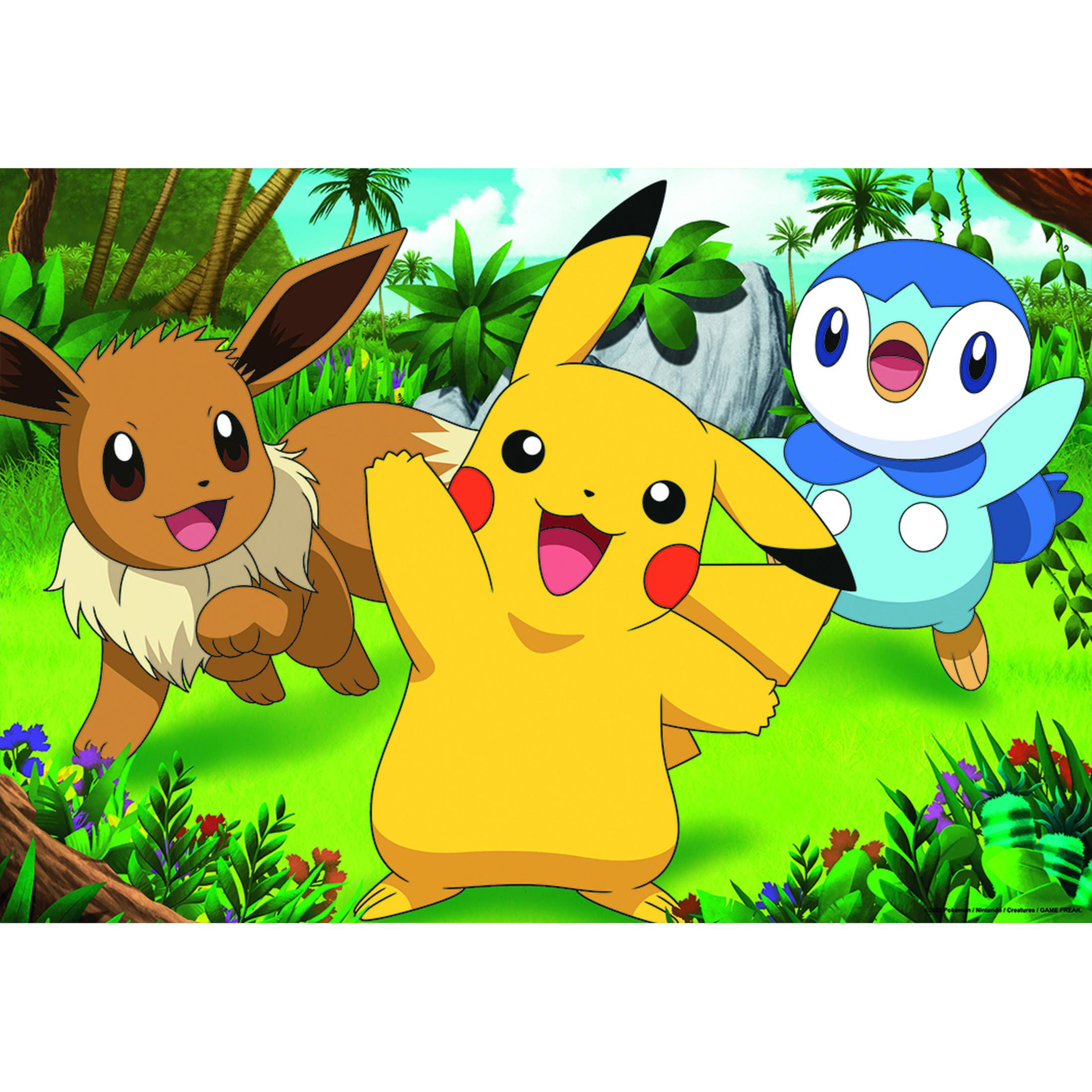 Eevee, Pikachu i Piplup uśmiechają się w trawiastej dżungli z palmami.
