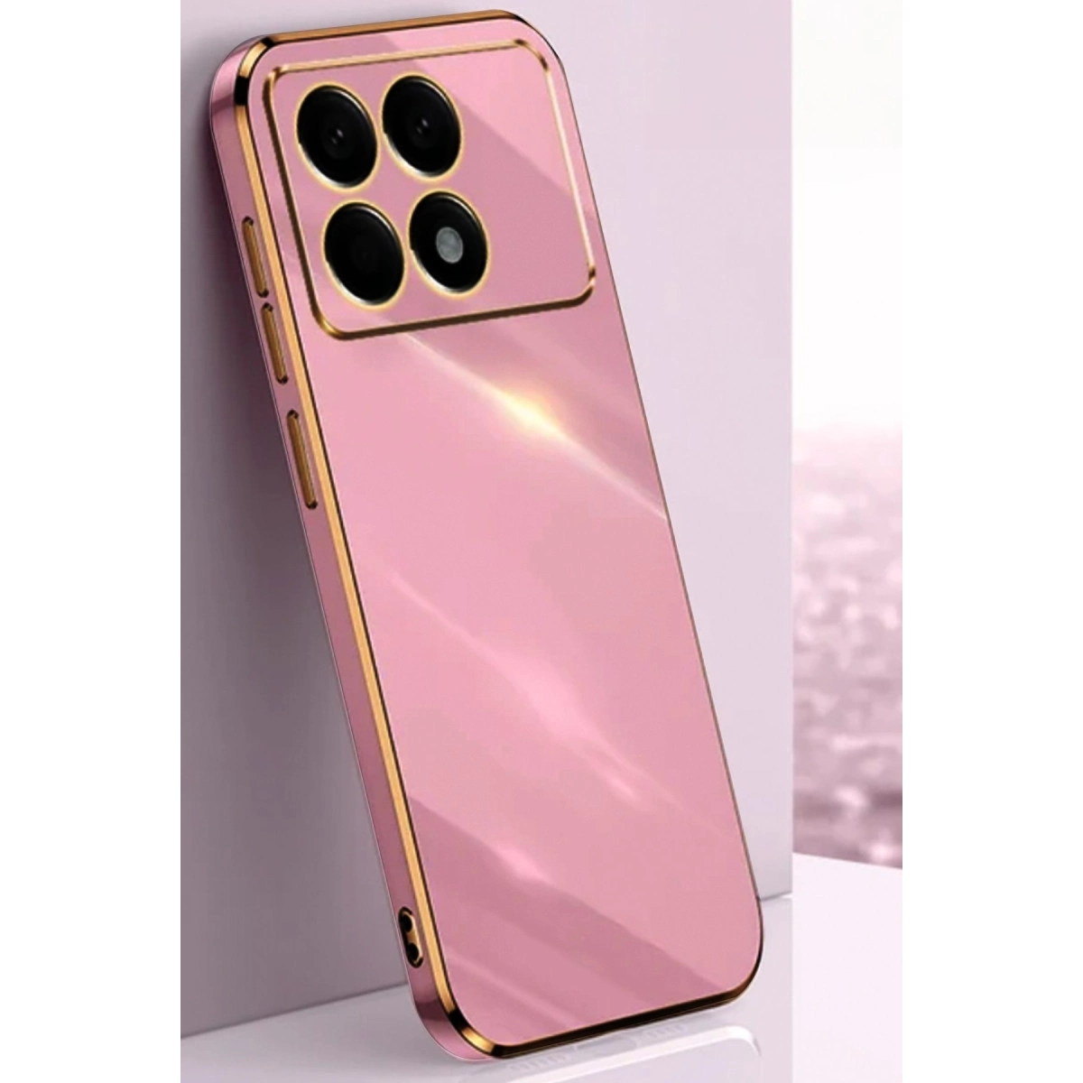 Altın detaylı ve arka tarafında üç kamera lensi olan parlak pembe bir akıllı telefon kılıfı.