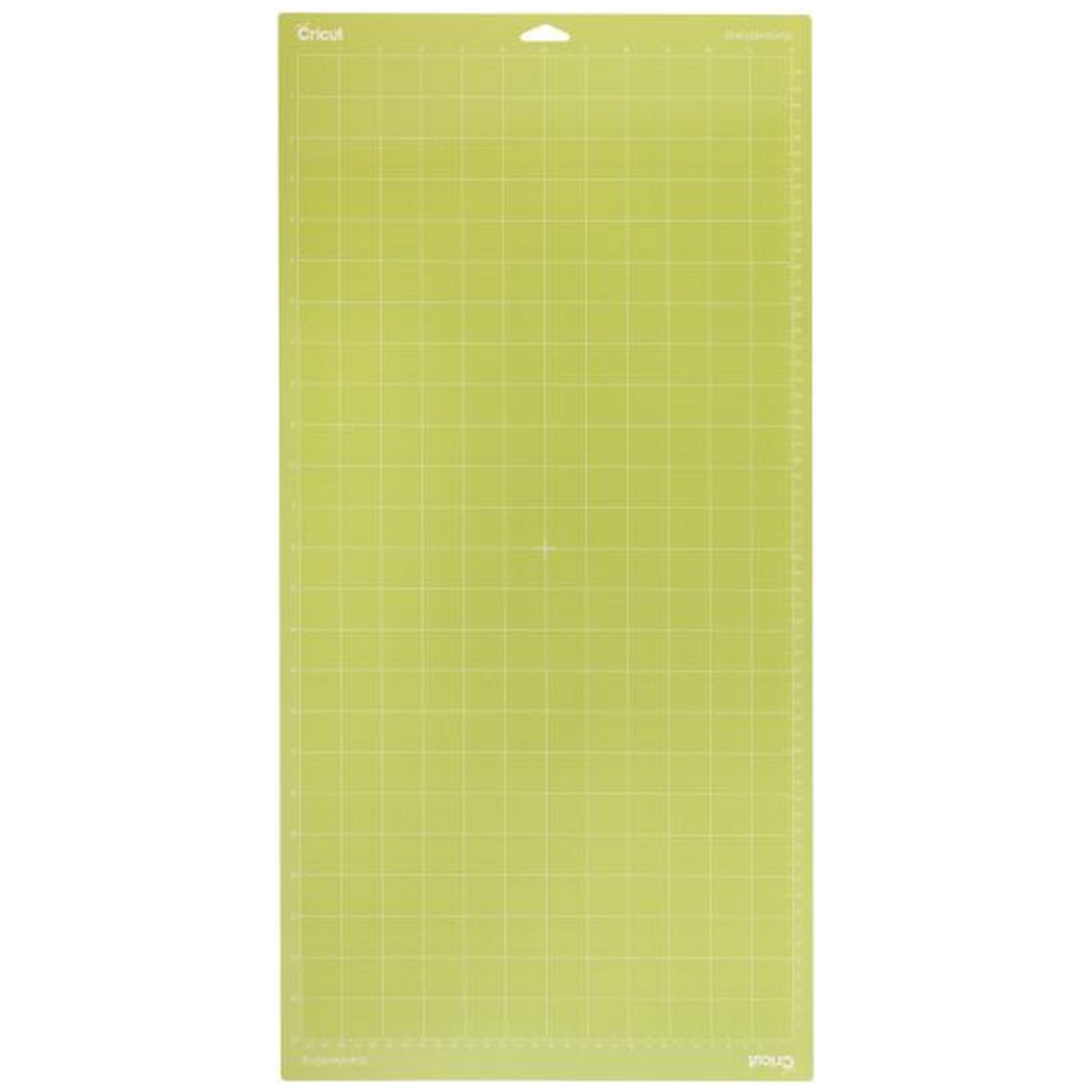 Eine grüne Cricut StandardGrip-Schneidematte mit weißen Rasterlinien und Messmarkierungen.