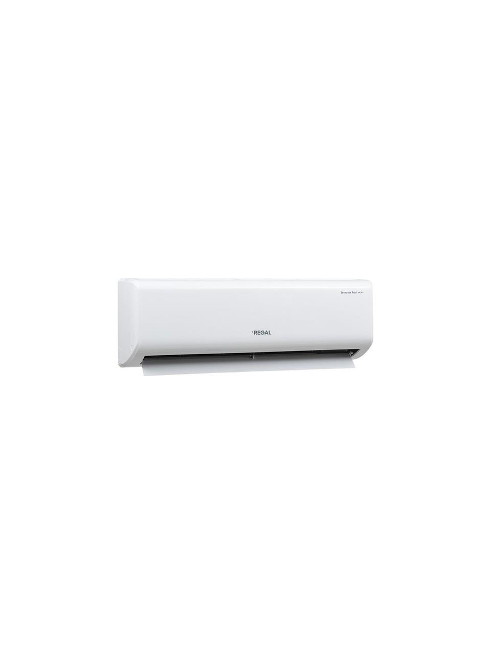 Beyaz arka plan üzerinde inverter teknolojili ve ön kapağı hafifçe açık beyaz Regal klima.