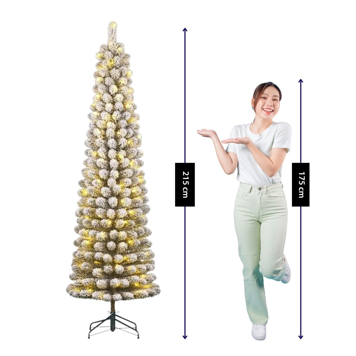 Eine Frau zeigt auf einen 215 cm hohen, künstlichen Weihnachtsbaum mit Lichtern.