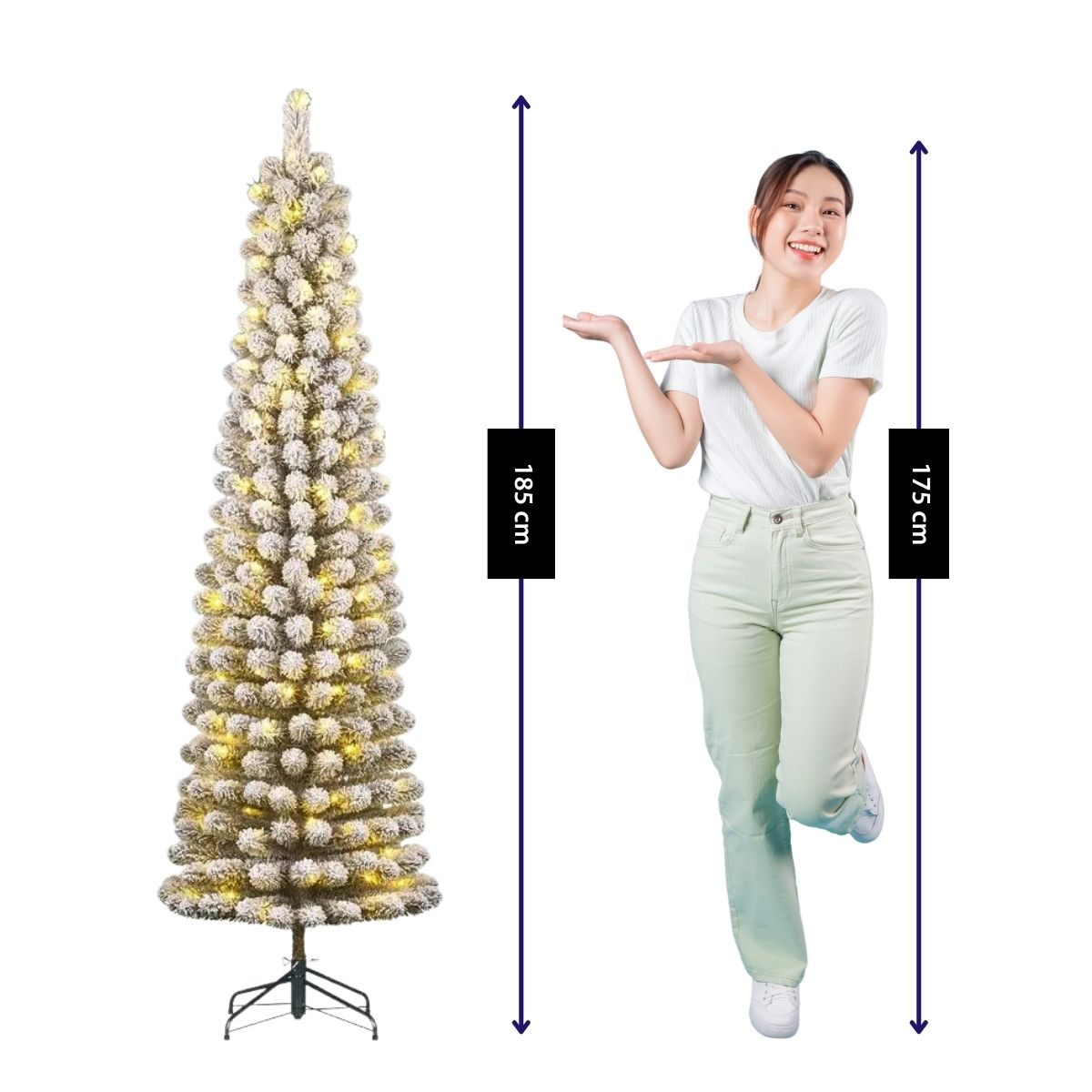 Eine Frau in heller Kleidung präsentiert einen schneebedeckten Weihnachtsbaum mit Lichtern. Höhenangaben sind zu sehen.