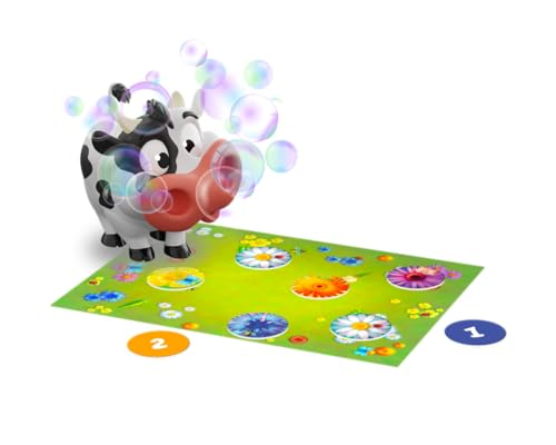 Una vaca de dibujos animados sopla burbujas sobre una alfombra verde con flores.