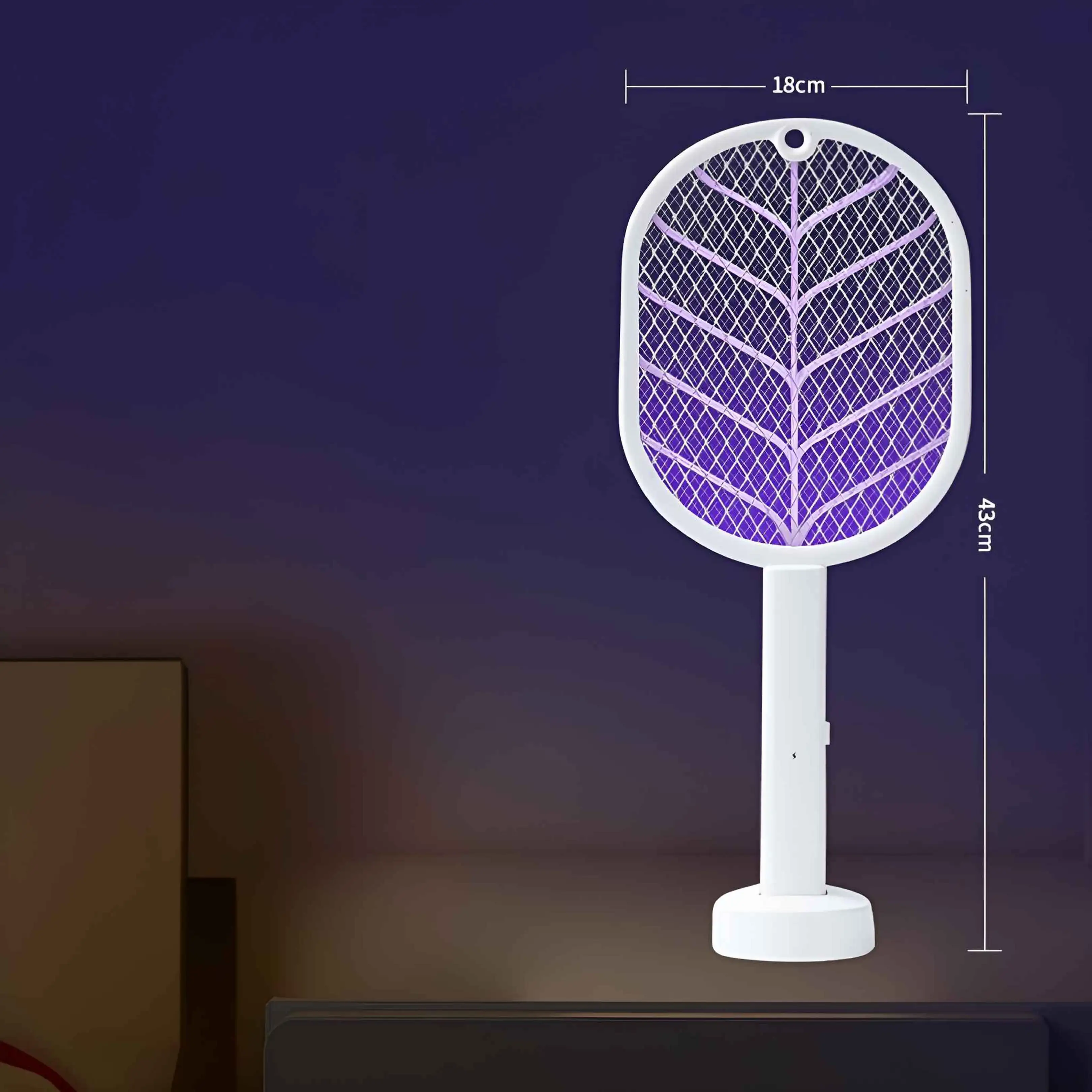 Eine weiße elektrische Fliegenklatsche mit violettem Licht steht auf einer Oberfläche. Die Maße betragen 18x43 cm.