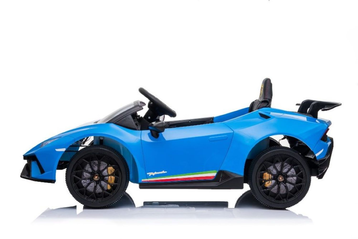 Seitenansicht eines blauen Kinder-Elektroautos mit schwarzen Felgen vor weißem Hintergrund.