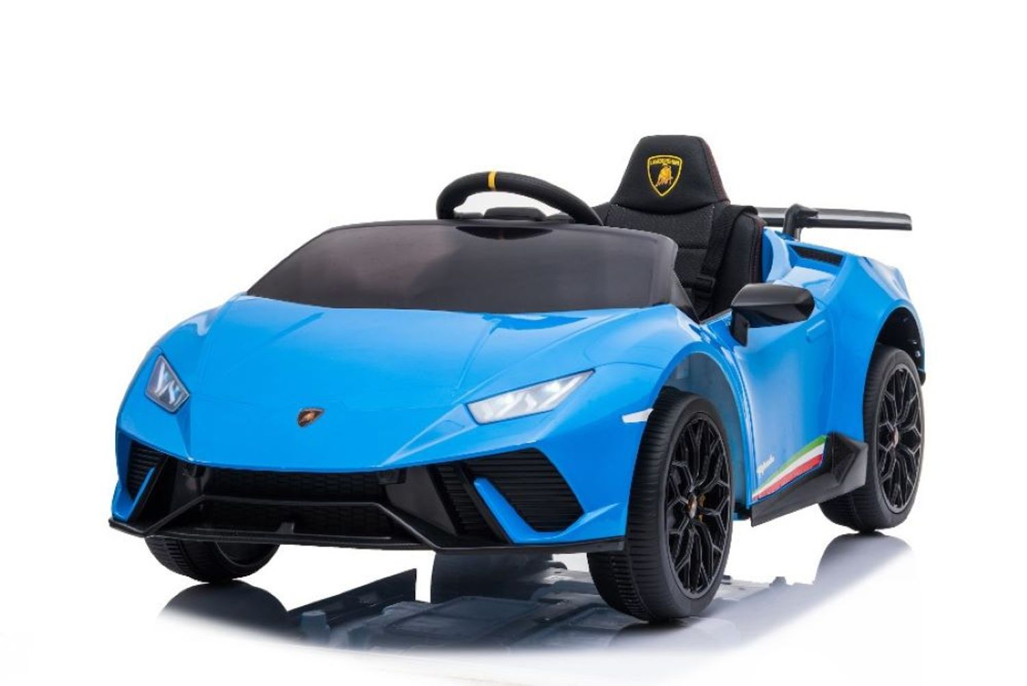 Ein blaues Kinder-Spielzeugauto im Lamborghini-Design mit schwarzen Rädern und Sitzen auf weißem Grund.
