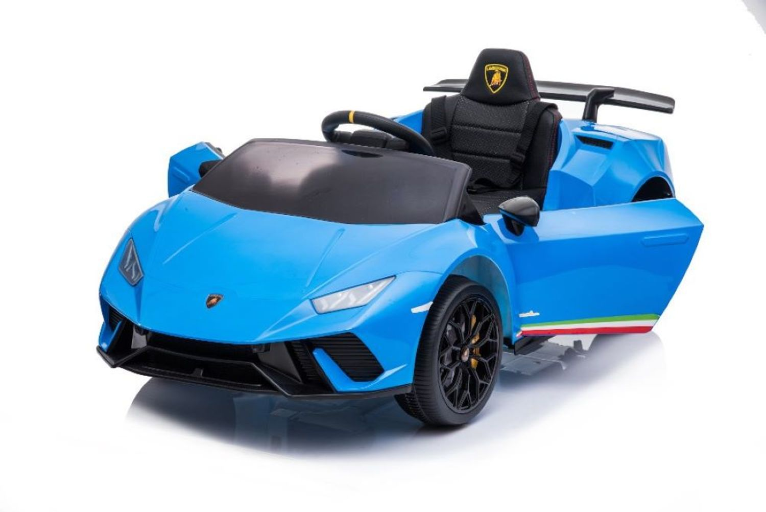 Ein blaues Lamborghini-Spielzeugauto für Kinder mit offener Tür auf weißem Hintergrund.