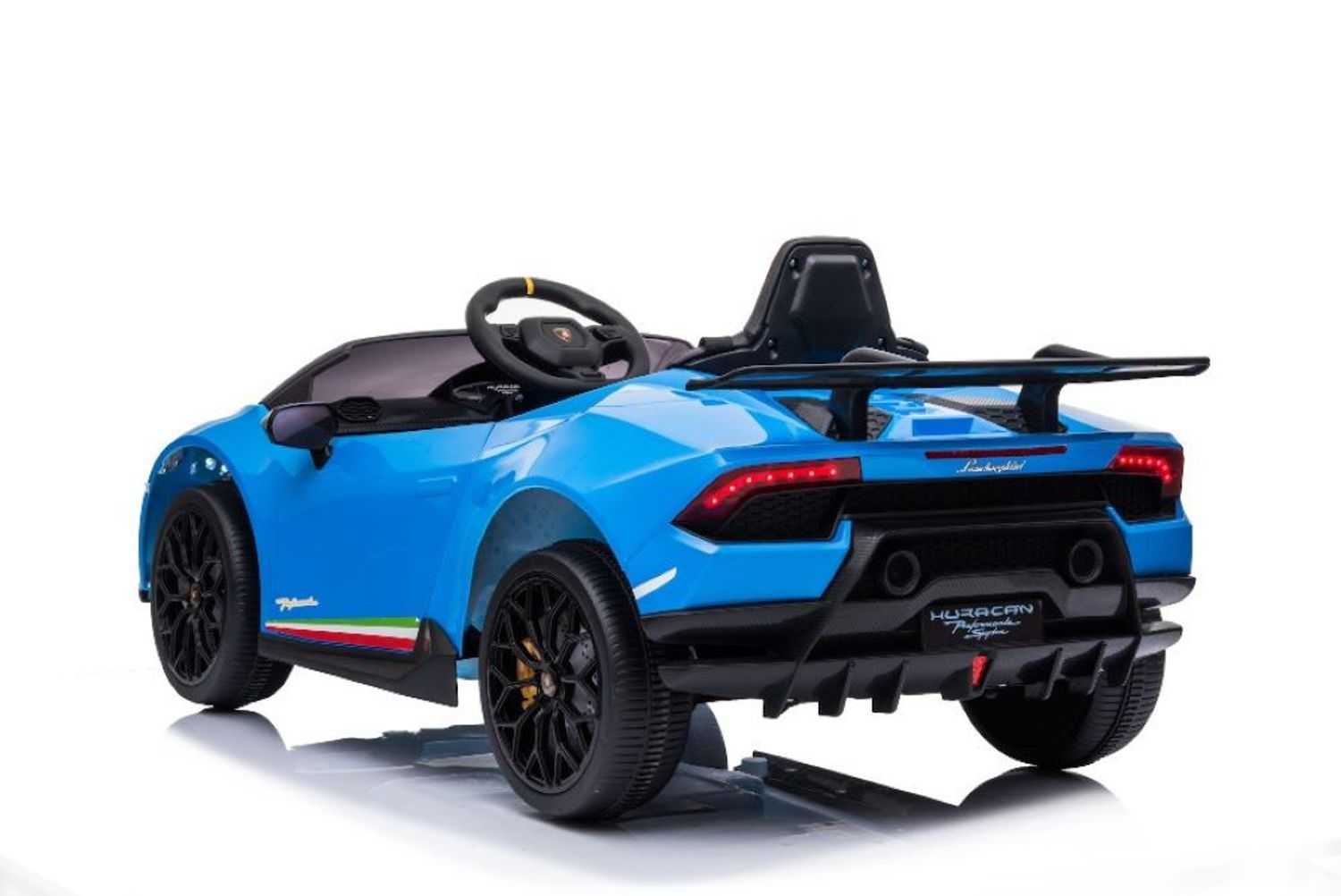 Ein blaues Kinder-Spielzeugauto im Lamborghini-Stil mit schwarzen Rädern und Spoiler vor weißem Hintergrund.