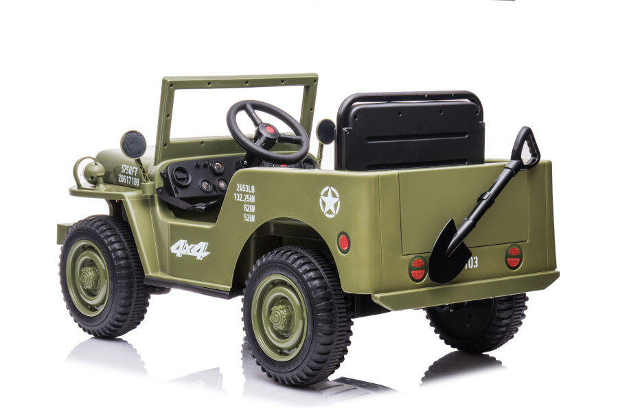Ein grünes Spielzeugauto im Militärstil mit vier Rädern, Lenkrad und Schaufel am Heck auf weißem Grund.