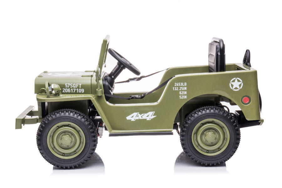 Ein grünes elektrisches Kinderauto im Militär-Jeep-Design mit weißen Aufschriften, schwarzen Sitzen und Stollenreifen.