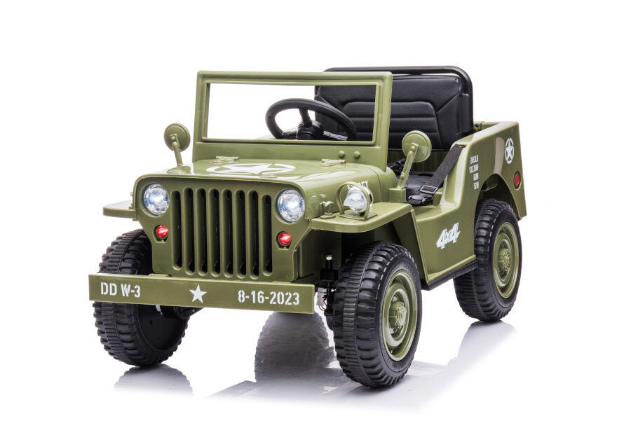 Ein olivgrünes Spielzeug-Jeep-Auto mit großen Reifen, weißen Sternen und Lichtern vor weißem Hintergrund.