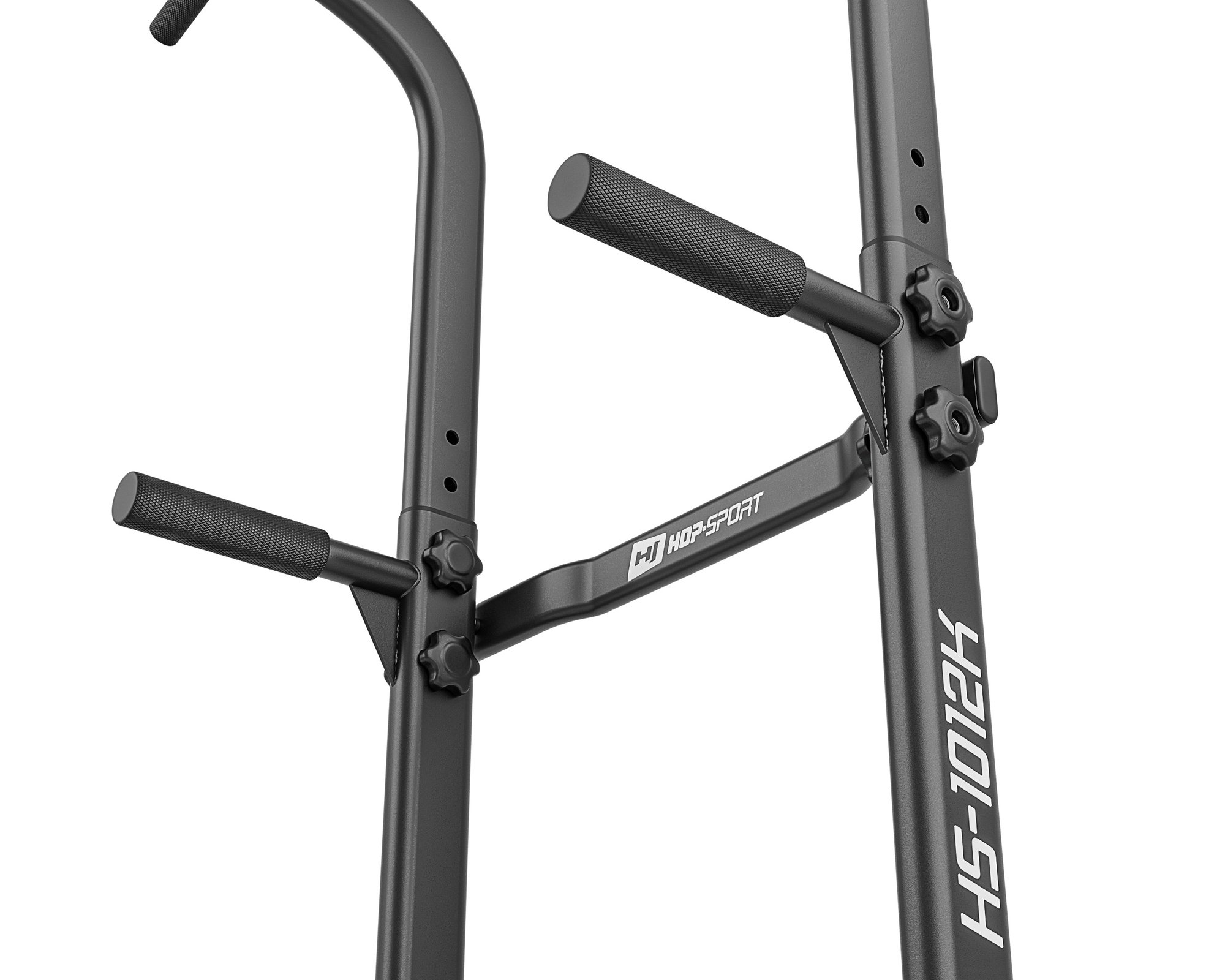 Nahaufnahme eines schwarzen Fitness-Towers aus Metall mit verstellbaren Griffen und Knöpfen vor weißem Hintergrund.