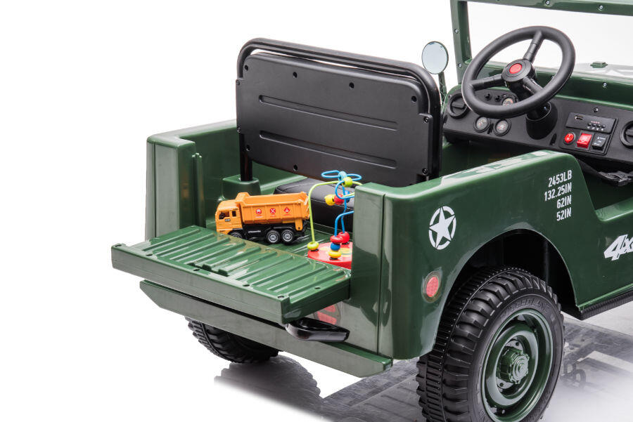 Grünes Kinder-Elektroauto im Jeep-Design mit heruntergeklappter Heckklappe, kleinem LKW und Perlenspielzeug.