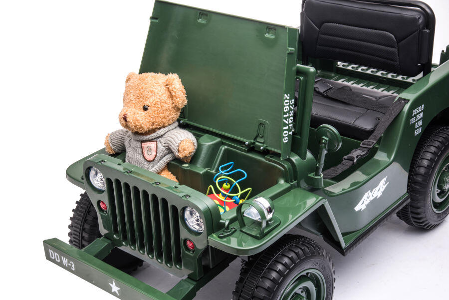 Ein grünes Spielzeug-Jeep mit einem Teddybären vorne und einem Perlenlabyrinth in der Haube.