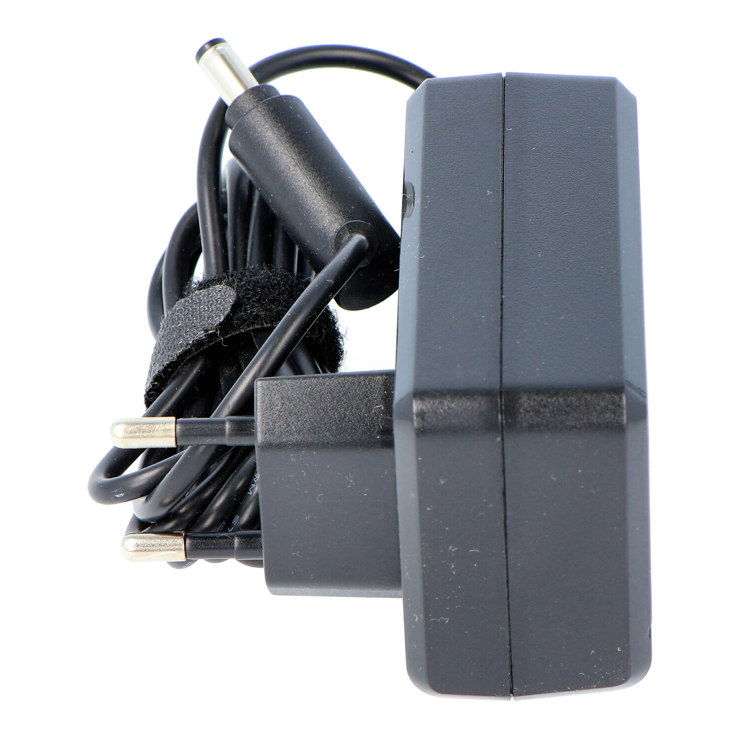 Schwarzes Netzteil mit Eurostecker und aufgerolltem Kabel auf weißem Grund.