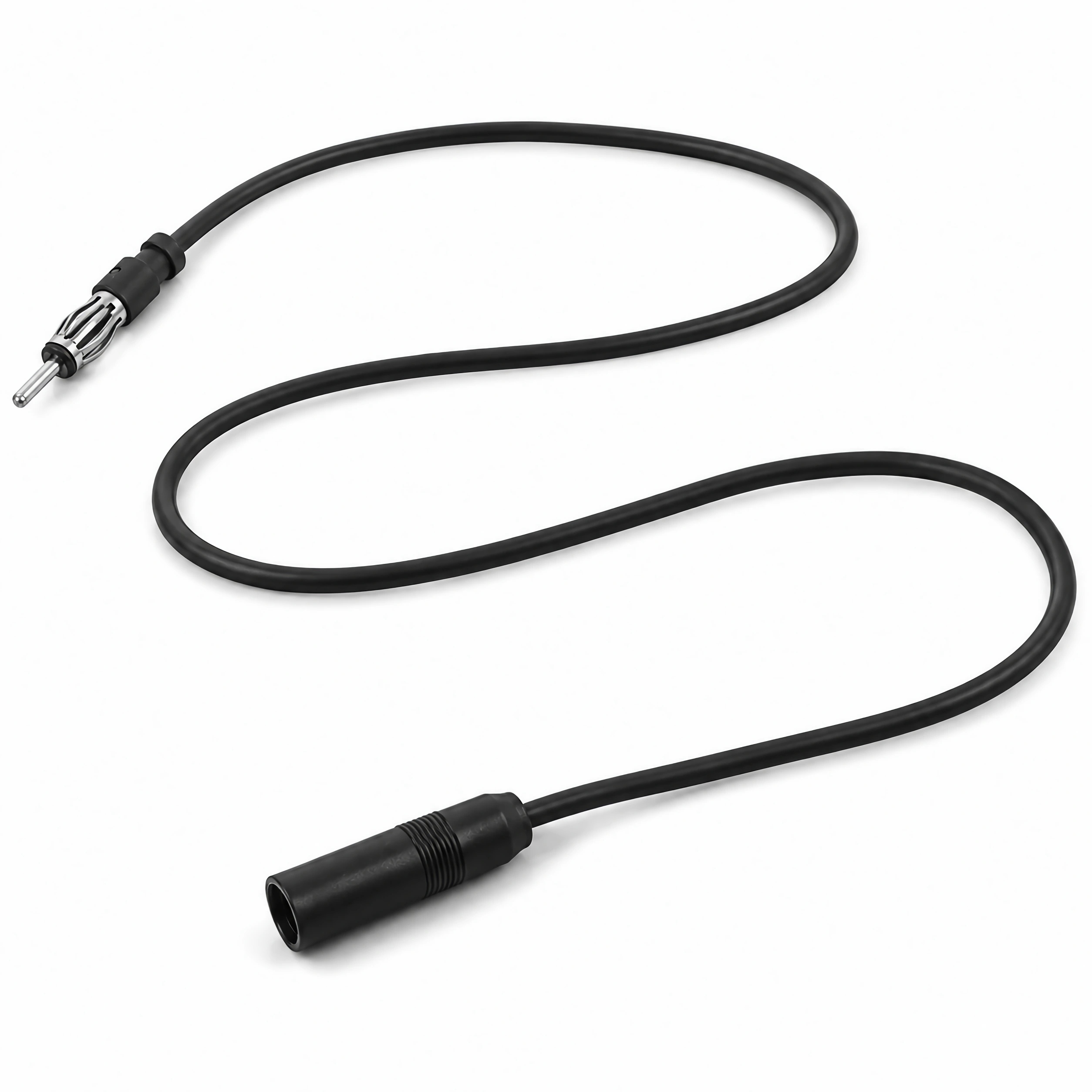 Ein schwarzes Autoantennenkabel mit Stecker und Buchse auf weißem Hintergrund.