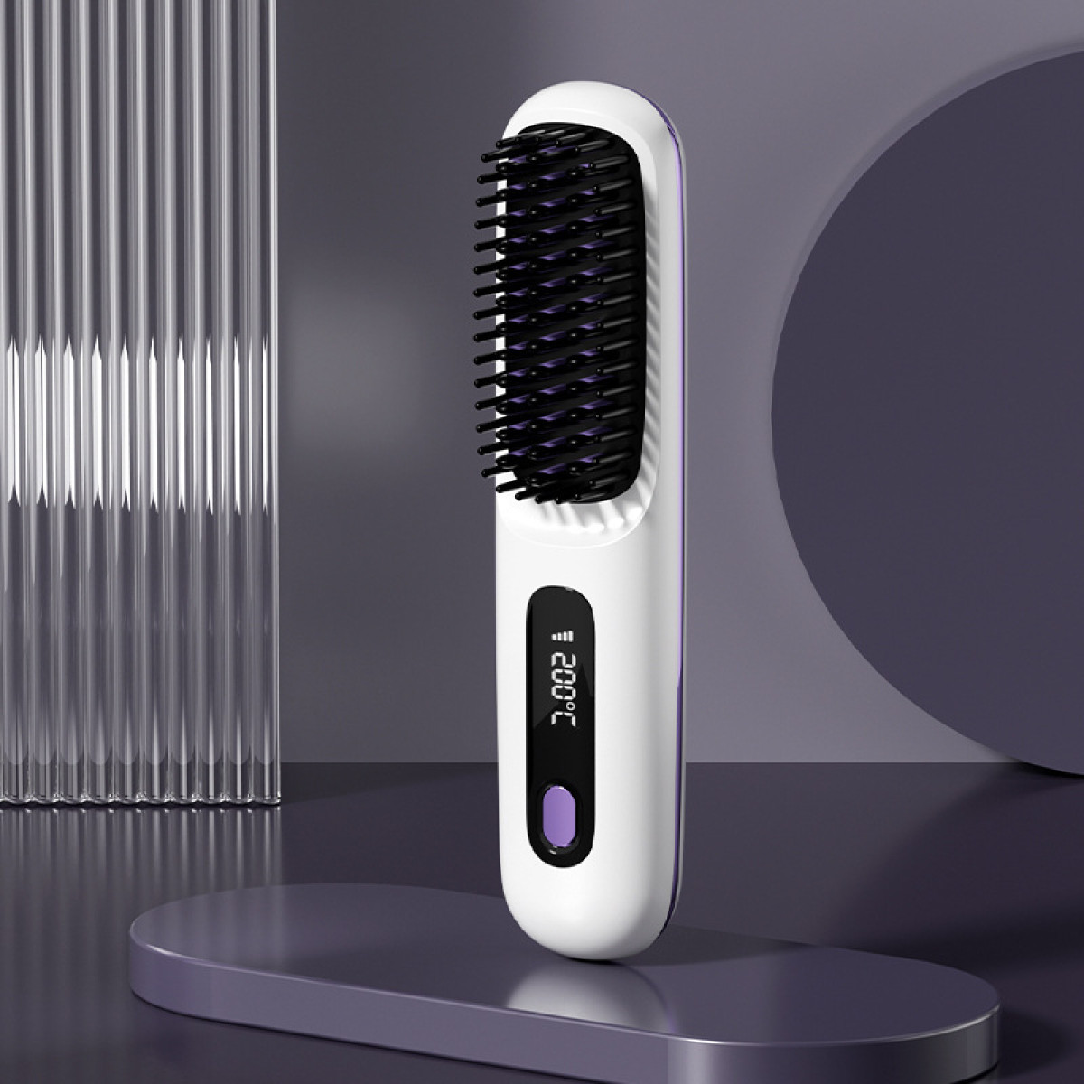 Eine weiße elektrische Haarbürste mit Display steht auf einer violetten Plattform.
