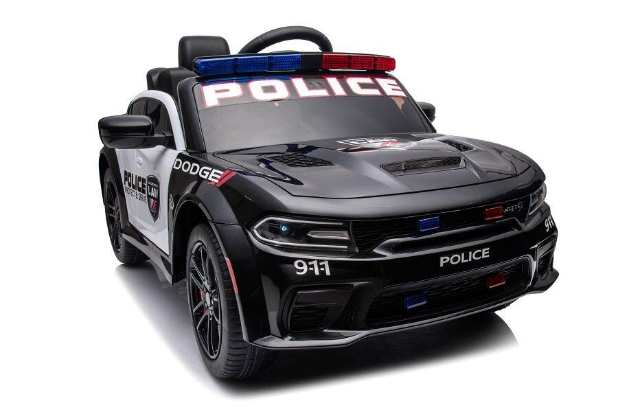 Ein schwarzes Spielzeug-Polizeiauto mit Blaulicht und weißem Dodge-Schriftzug auf weißem Hintergrund.