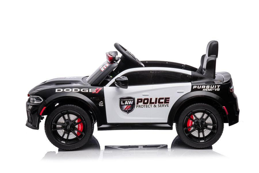 Ein schwarz-weißes Spielzeug-Polizeiauto vor weißem Hintergrund.