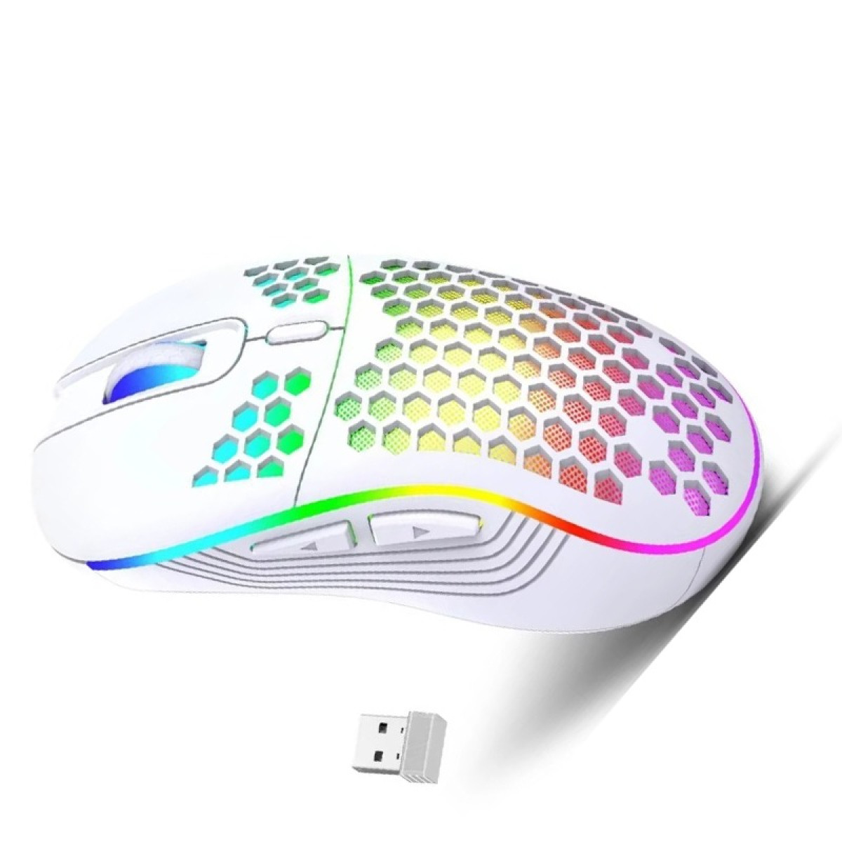 Eine weiße kabellose Gaming-Maus mit Wabenausschnitten und lebendiger RGB-Beleuchtung, samt USB-Empfänger.