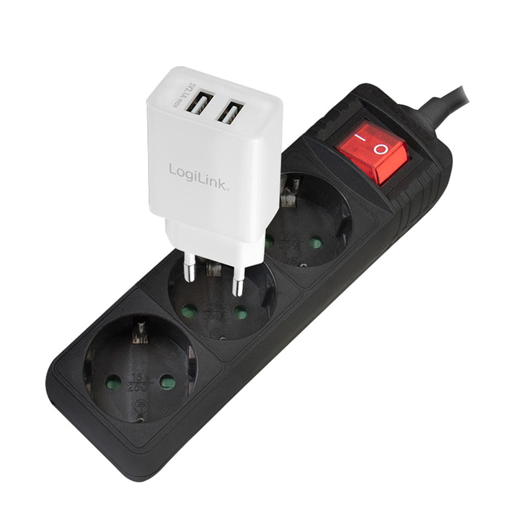 Eine schwarze Steckdosenleiste mit drei Steckdosen und rotem Schalter, in deren Mitte ein weißes LogiLink USB-Ladegerät steckt.