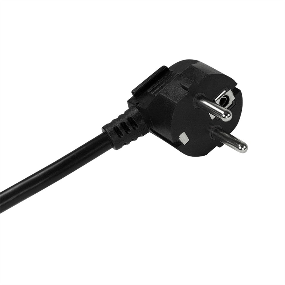 Ein schwarzer Schutzkontakt-Stecker mit zwei Metallstiften und angeschlossenem schwarzen Kabel vor weißem Hintergrund.