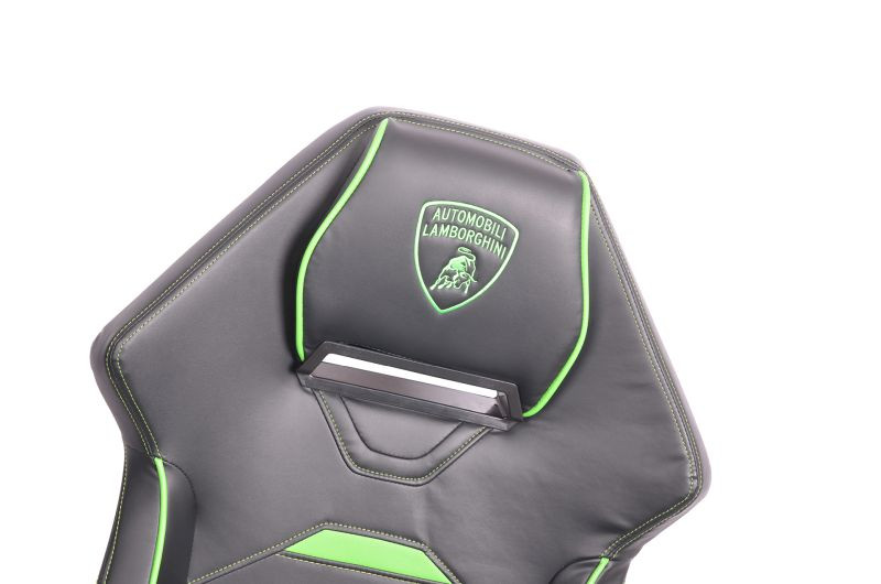 Zbliżenie zagłówka czarno-zielonego fotela gamingowego Lamborghini z haftowanym logo.