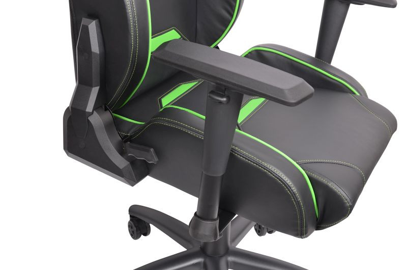 Czarno-zielony ergonomiczny fotel gamingowy z regulowanymi podłokietnikami i kółkami na białym tle.