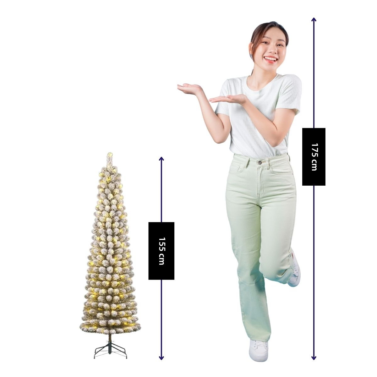 Lächelnte Frau zeigt auf einen 155 cm hohen künstlichen Weihnachtsbaum mit Lichtern.