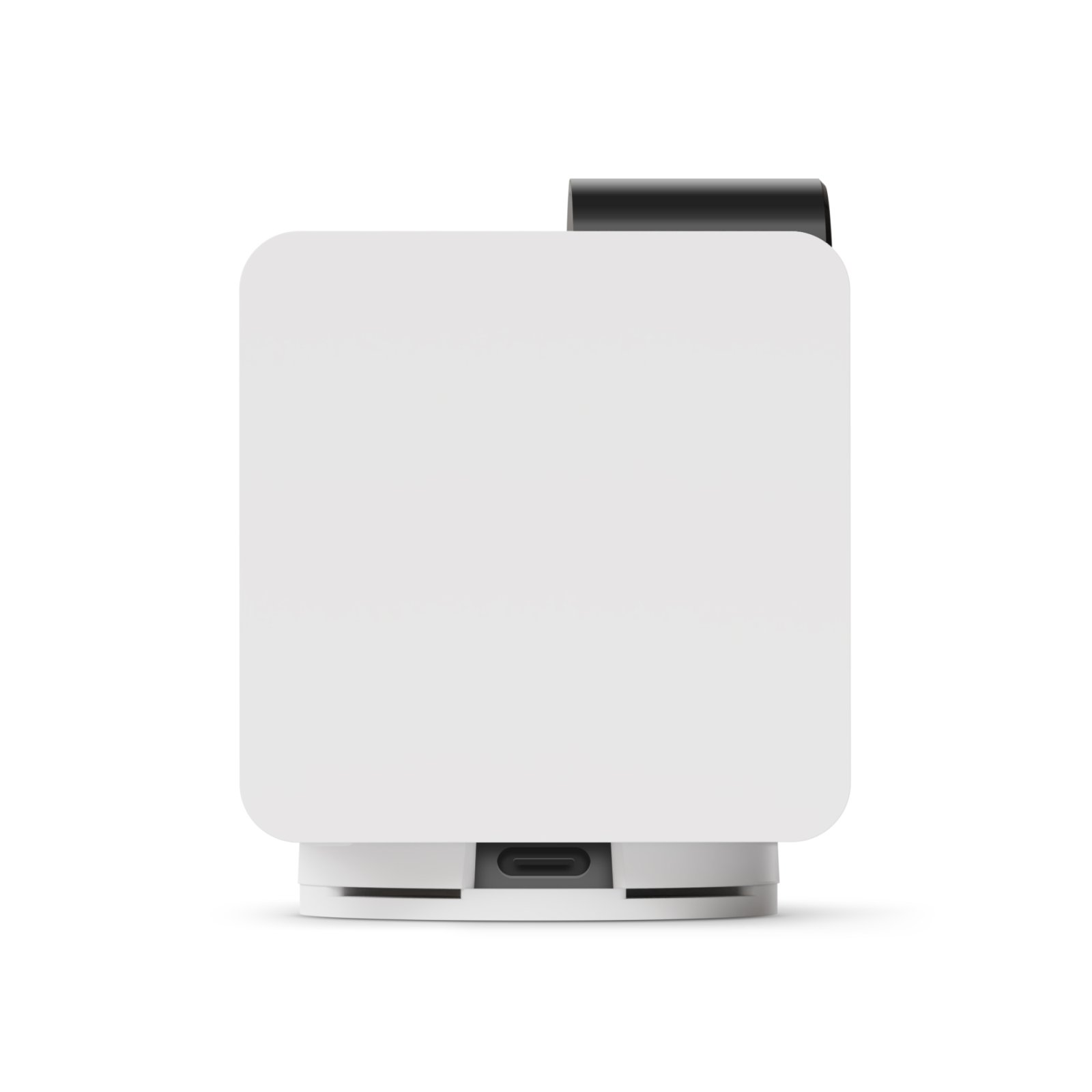 Un dispositivo quadrato bianco con una piccola telecamera nera in cima e una porta di ricarica in basso su sfondo bianco.