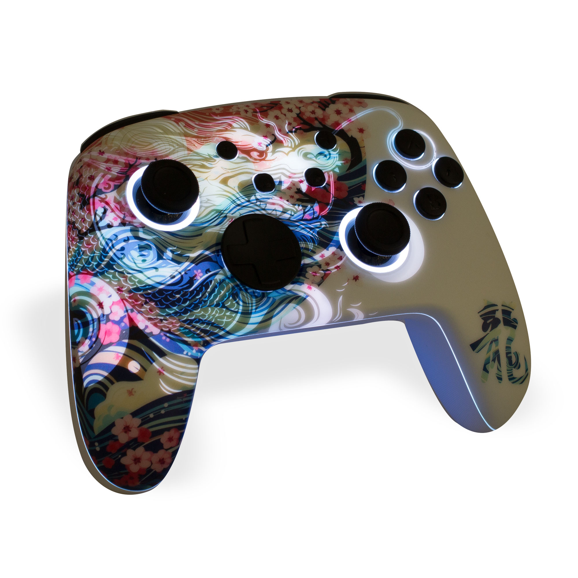 Ein weißer Gamecontroller mit japanischem Drachen- und Kirschblütenmotiv sowie leuchtend blauen Lichtern.