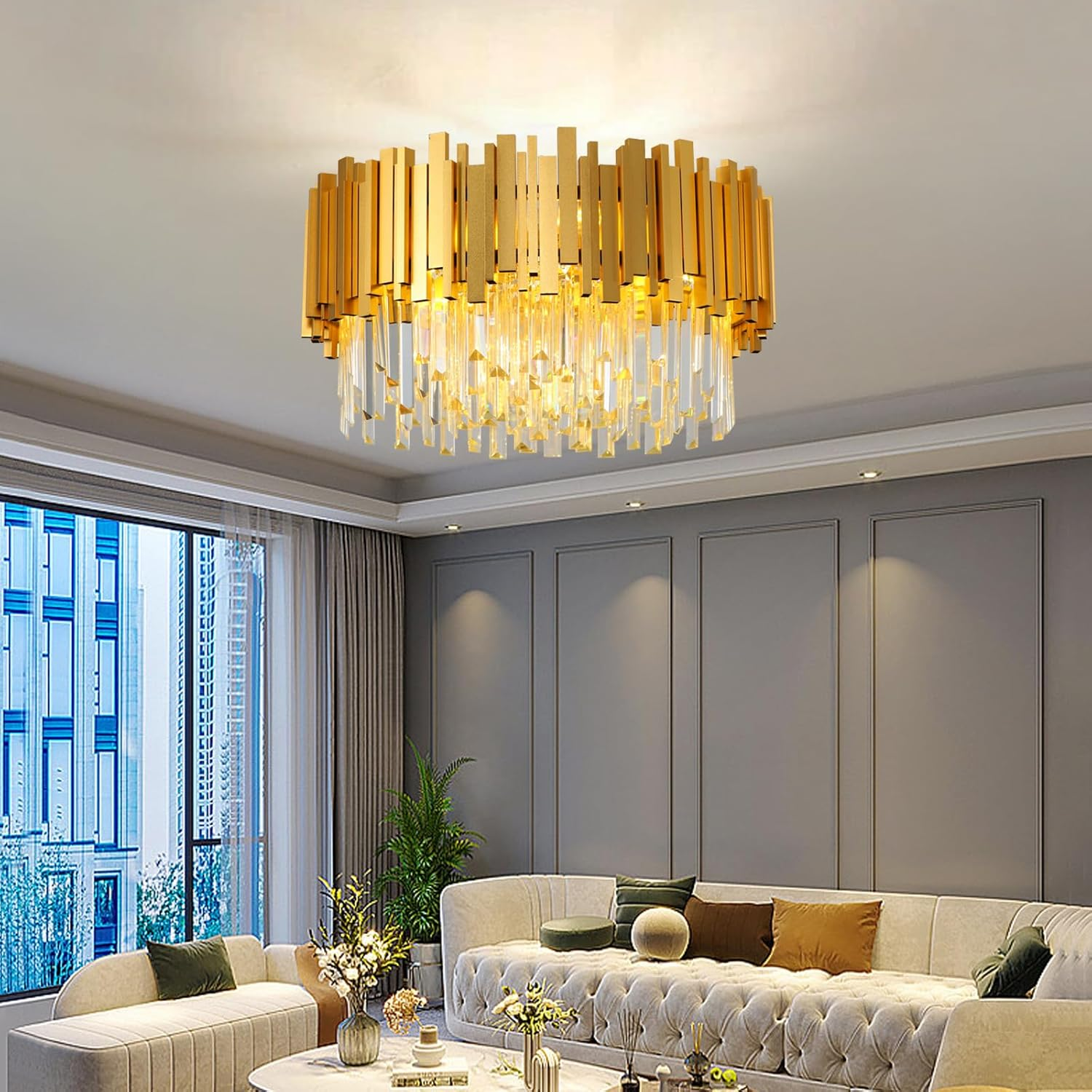 Luxuriöser goldener Kronleuchter mit Kristallen in modernem Wohnzimmer mit hellem Sofa.